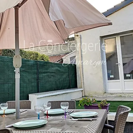 Prázdninový dům Maison Proche Du Port Avec Terrasse Et Cour Privative *